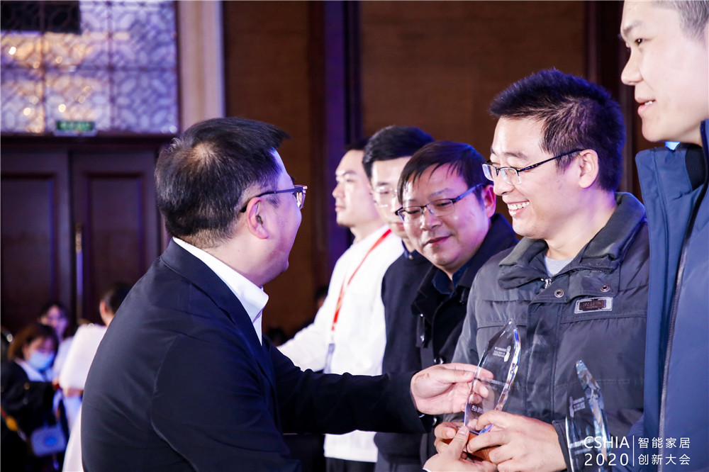 GVS智慧构筑事业部CTO任继光先生作为代表上台领奖